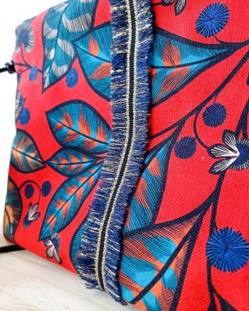 Sac Bandoulière SUMMER Fleurs bleues sur fond rouge – Image 3