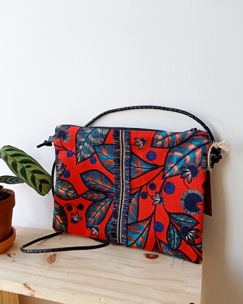 Sac Bandoulière SUMMER Fleurs bleues sur fond rouge