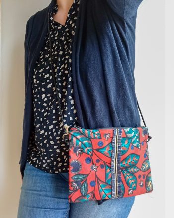 Sac Bandoulière SUMMER Fleurs bleues sur fond rouge – Image 4