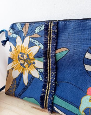 Sac Bandoulière SUMMER Fleurs tropicales bleues – Image 2