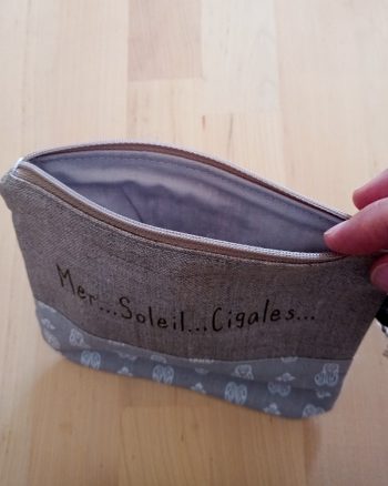 Pochette LOVESUMMER "MER...SOLEIL...CIGALES..." Cigales Beige – Image 5