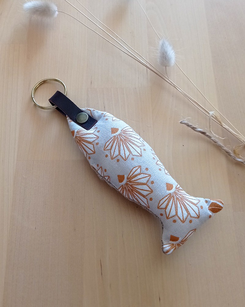 Porte clés en tissu LA SARDINE Diva gris ocre