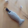 Porte clés en tissu LA SARDINE Diva gris ocre – Image 2