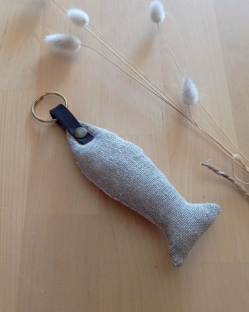 Porte clés en tissu LA SARDINE Diva gris ocre – Image 2